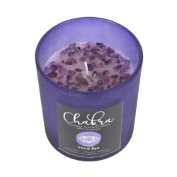 Vela con chips de cristal de lavanda del chakra del tercer ojo