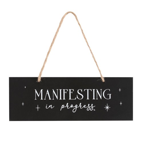 Hängeschild „Manifesting In Progress“.