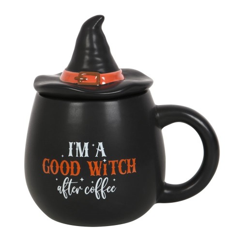 Tasse mit Aufdruck „I'm a Good Witch After Coffee“.