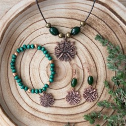 Pulsera con dijes de madera de hombre verde