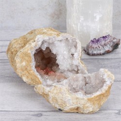 Große weiße Quarzgeode