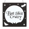 10 cm großes Hängeschild „Bat Shit Crazy“.