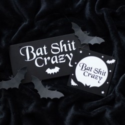 10 cm großes Hängeschild „Bat Shit Crazy“.