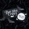 10 cm großes Hängeschild „Bat Shit Crazy“.